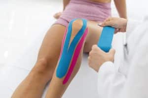 taping kinésiologique est fréquemment utilisé pour prévenir les blessures courantes telles que les entorses, les foulures et les tendinites.